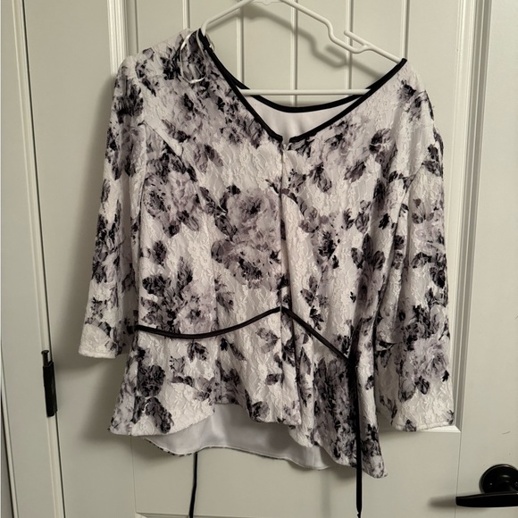 White and black lace blouse by Alex Evenings size 1X very very pretty. - Picture 4 of 4